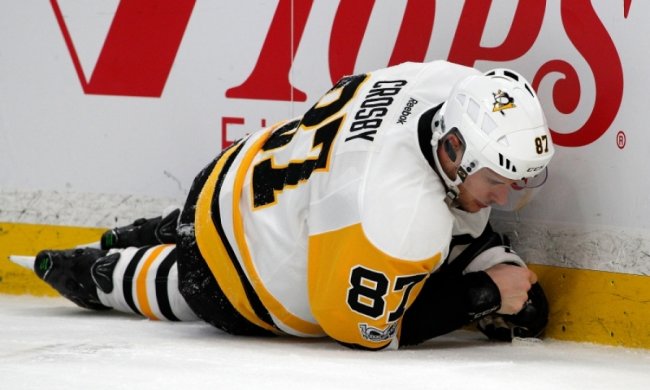 Лучшему хоккеисту НХЛ выбили два зуба во время матча