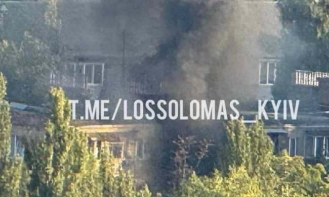У Києві уламки впали на п'ятиповерхівку: у житловому будинку спалахнула пожежа