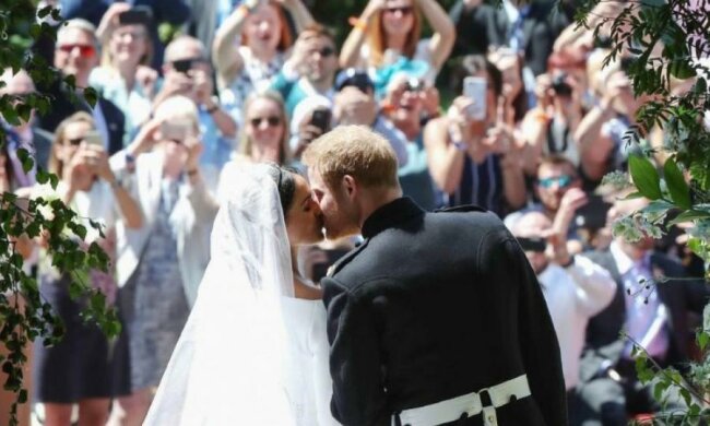 Похоронне обличчя екс-дівчини принца Гаррі породило новий мем
