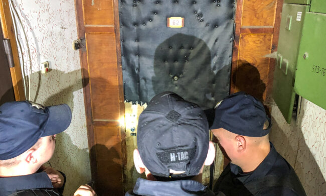 Держал в плену десятерых: в Киеве неадекват превратил квартиру в душегубку, - кадры кошмара