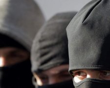 Радикальные "рыцари" бьют киевлян за окурки и заставляют целовать асфальт