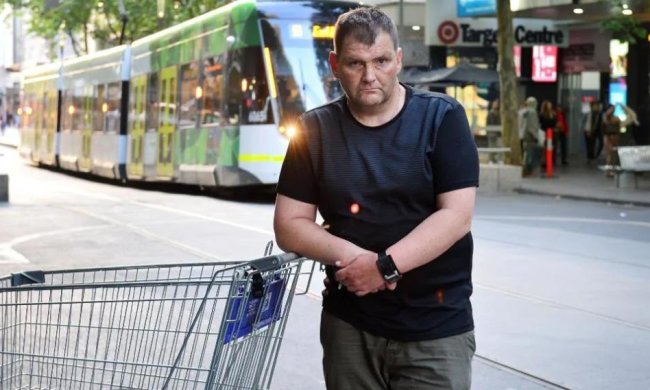 У Мельбурні відважний безхатько спробував зупинити терориста. Сам він героєм себе не вважає, але всі захоплюються його вчинком