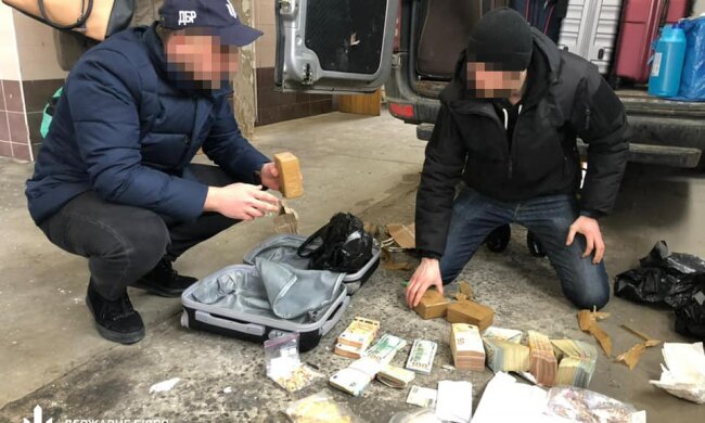 Українського дипломата затримали на кордоні. ДБР