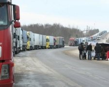 Україна і Росія домовилися відпустити заблоковані фури