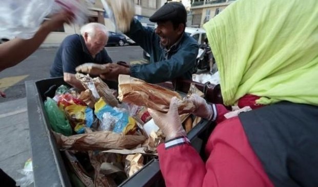 Бездомные и пенсионеры очищают Киев от мусора