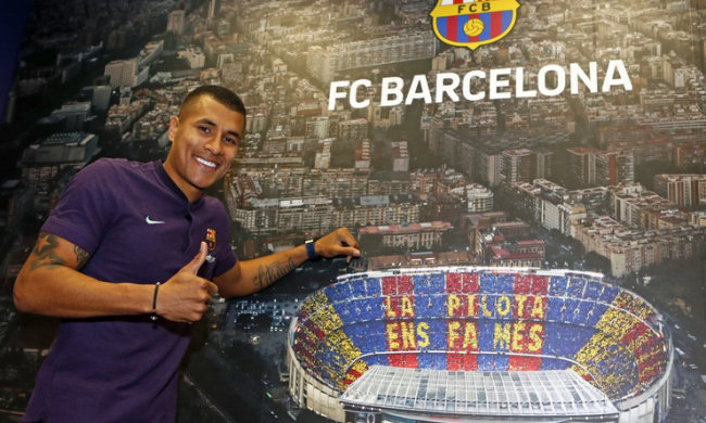 Вместо футболиста контракт с Барселоной подписала маленькая дочь: видео