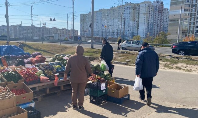 Люди на улице, фото: Знай.ua