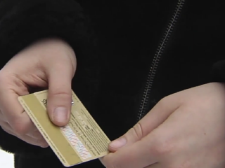 Банківська картка. Фото: скрін youtube