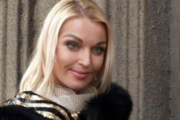 Гола Волочкова сіла на шпагат в крижаній воді: очима коханого
