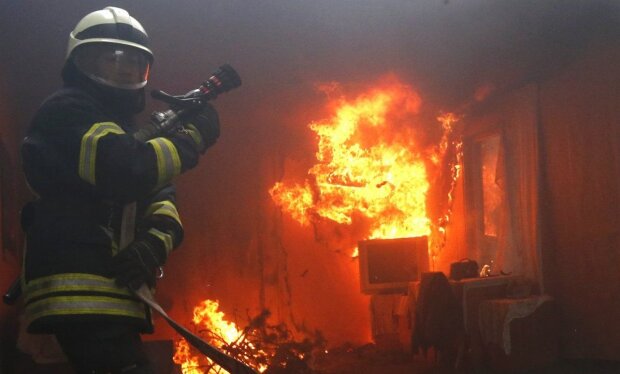 Пекельне полум'я охопило багатоповерхівку в Одесі, людей виносять на носилках: перші подробиці