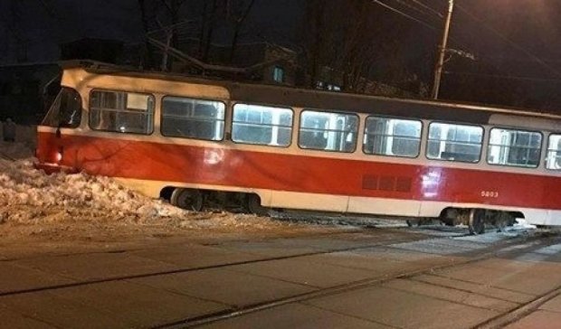 Киевский трамвай слетел с рельс и застрял в сугробе