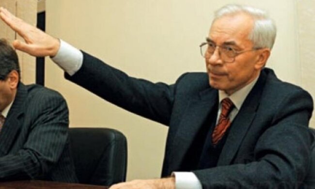 Азаров припомнил Гройсману георгиевскую ленточку