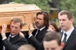 На голлівудського коміка чекають у суді через самогубство колишньої
