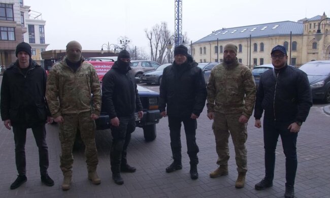 "Українська команда" передала розвідникам позашляховик