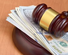 Долар, суд