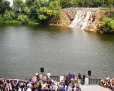 В Украине появился патриотичный водопад 