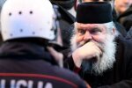 400 священников и верующих с камнями пришли "отбивать" эпископа у полиции – дошло до гранат и слезоточивого газа