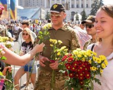 Після Маршу Незалежності кияни та гості дарували квіти українським захисникам