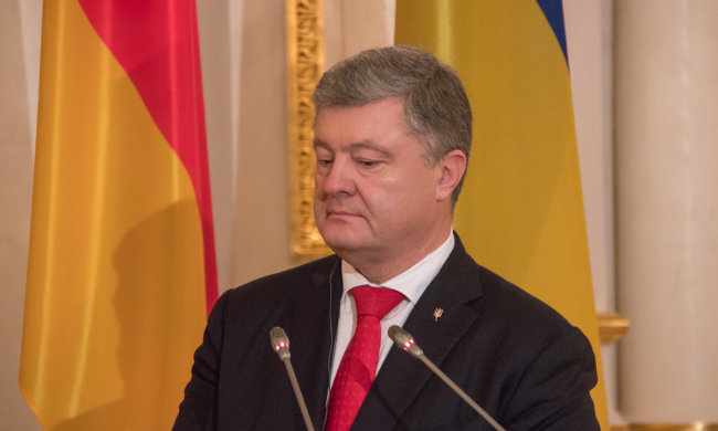 До Порошенка нагрянули з обшуком: що шукають в кишенях колишнього президента