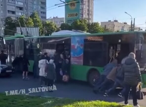 В Харькове пассажиры "несли троллейбус" на себе, чтобы попасть домой