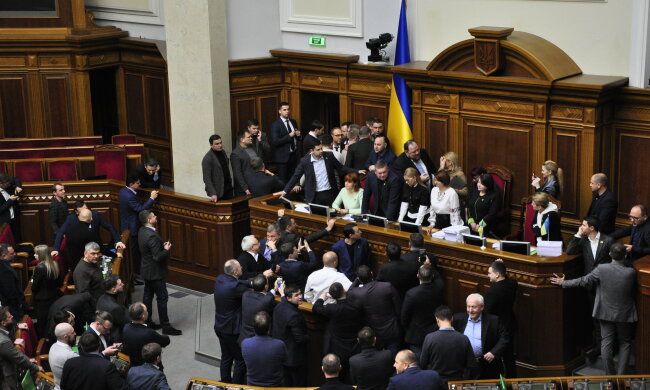 Верховна Рада, нардепи заблокували трибуну та крісло спікера - фото Знай.ua