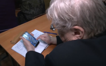 Пенсионерка со смартфоном. Фото: скрин youtube