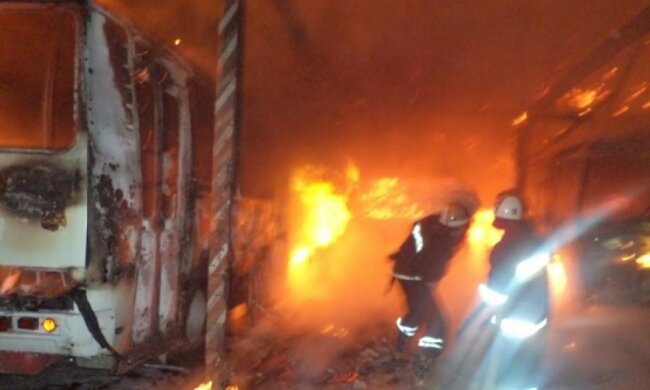 Чотири пасажирські автобуси згоріли на Хмельниччині