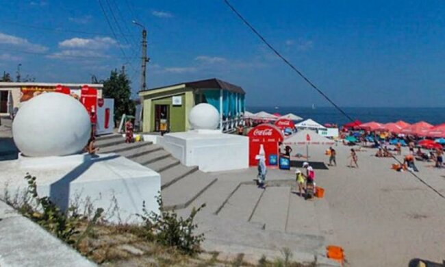 Гори сміття на елітному одеському пляжі Ланжерон (фото)