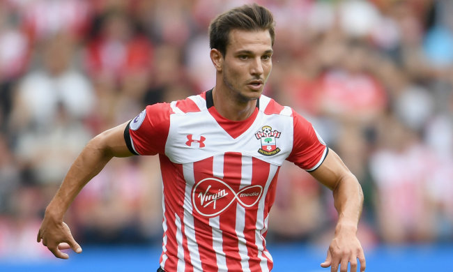 Відомий футболіст попався зі стриптизерками: намагався відразу з двома