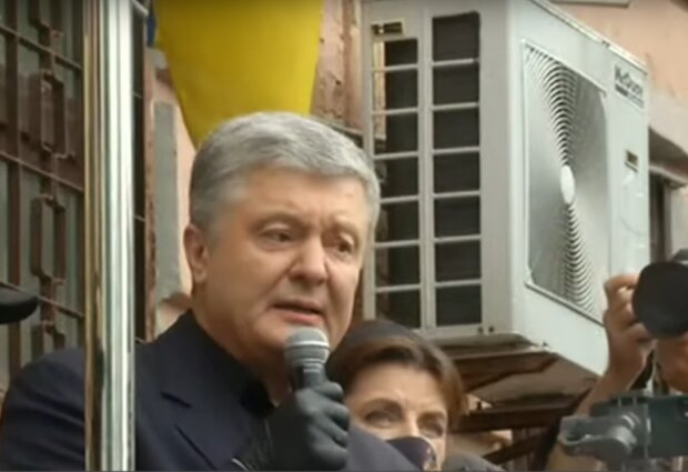 Петр Порошенко выступает на митинге перед судом, скрин с видео