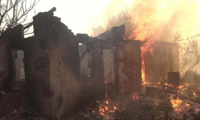 Пекельне полум'я: бойовики випалюють житлові райони Донбасу