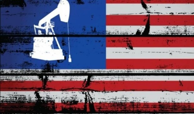 США обвалює ціни на нафту