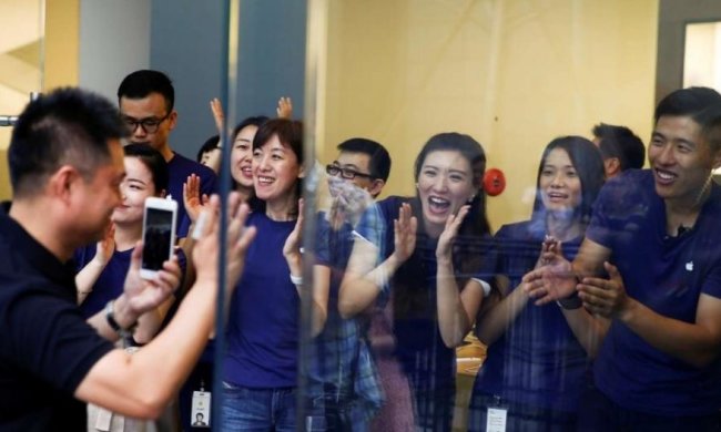 Світова істерія: Apple розпочала продаж iPhone 7