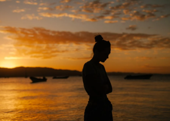 Дівчина, скріншот: YouTube