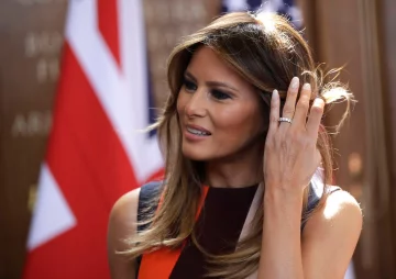 Дивний вибір: убрання Меланії Трамп прикувало погляди всіх у Франції