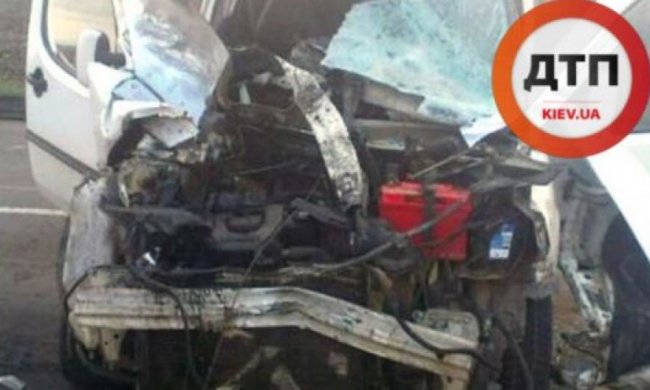 ДТП під Києвом: Fiat на високій швидкості врізався у трактор