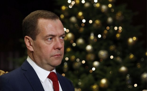 Медведев сломал руку и испортил Рождество: СМИ смакуют подробности