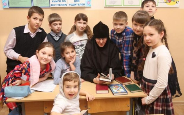 Розги на очереди: российских школьников заставят учить церковнославянский