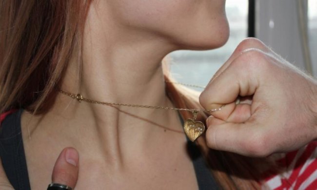 Пятеро выпускников школы-интернат ограбили 50 женщин