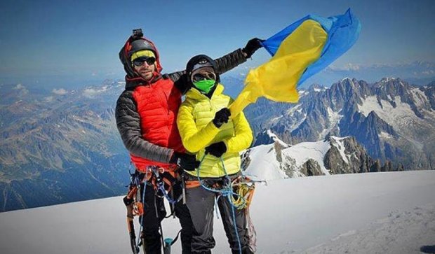 Возьми флаг за границу - селфи с национальным символом Украины (фото)