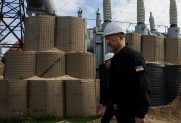 Шмигаль оглядає інженерний захист енергетичної інфраструктури