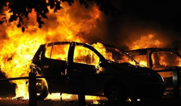 Три автомобиля загорелись от взрыва в Днепропетровске