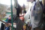 У Львові пенсіонерка роками тероризує сусідів, квартира набита сміттям - "Спалю!"