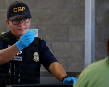 Суд заборонив Трампу розлучати закоханих