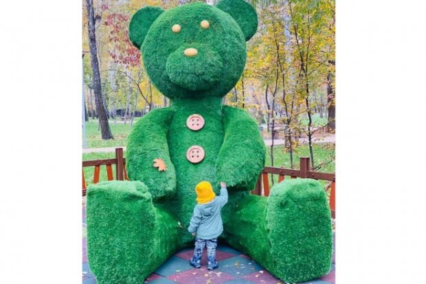 Киевские коммунальщики приволокли в парк странного великана: "Позеленел"