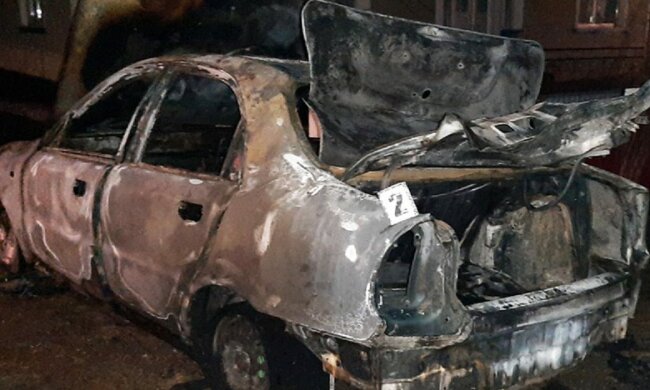 Хмельницький Отелло нагадав колишній, що не так: спалив авто та вломився із сокирою
