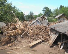 В селе на Прикарпатье четыре семьи остались без крова: "Там ребенок тонет и жена"