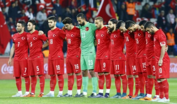 "Аллах Акбар" скандировали турецкие фанаты во время минуты молчания (видео)