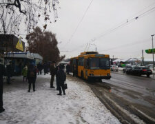 Тернопільський тролейбус побив пасажирів струмом: аж присідали