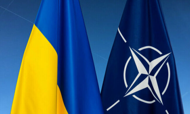 ПРАПОРИ УКРАЇНИ І НАТО. ФОТО: МЗС УКРАЇНИ